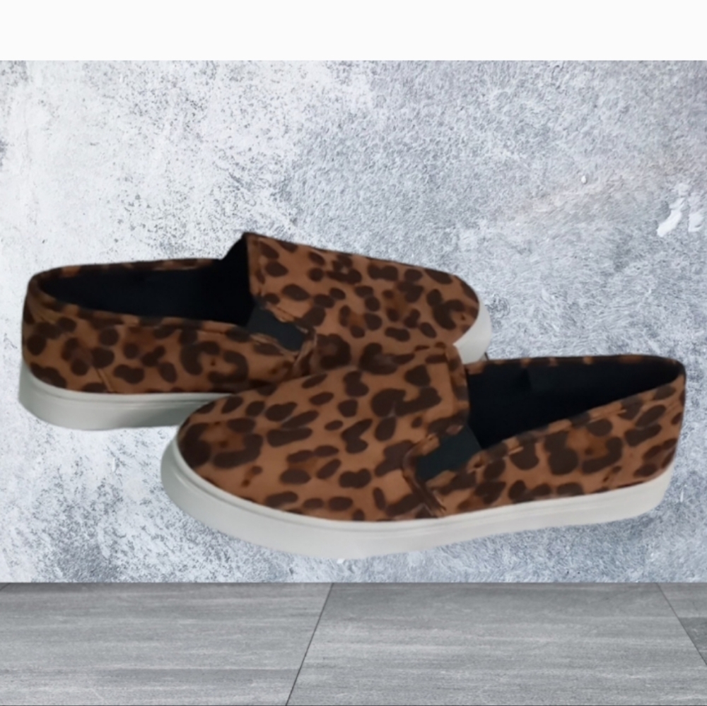 NEW leopard sneakers size 9 good for wide width